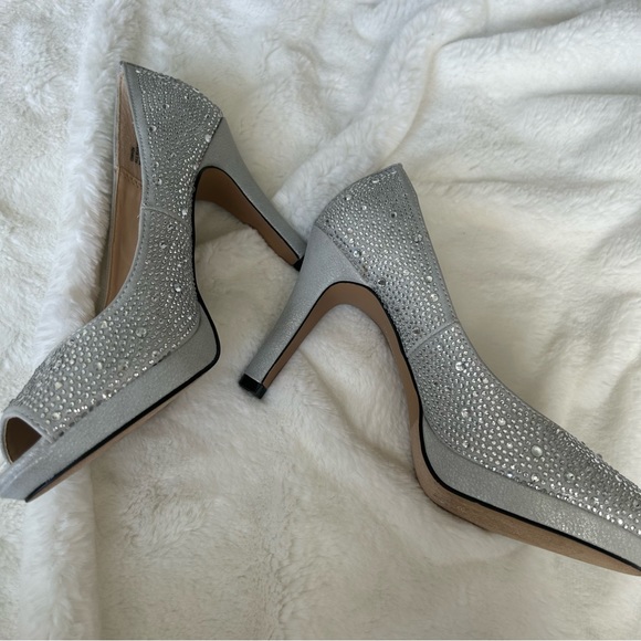 ADRIENNE VITTADINI -NWOT- Gervin Platform Pump in Silver - Picture 8 of 8